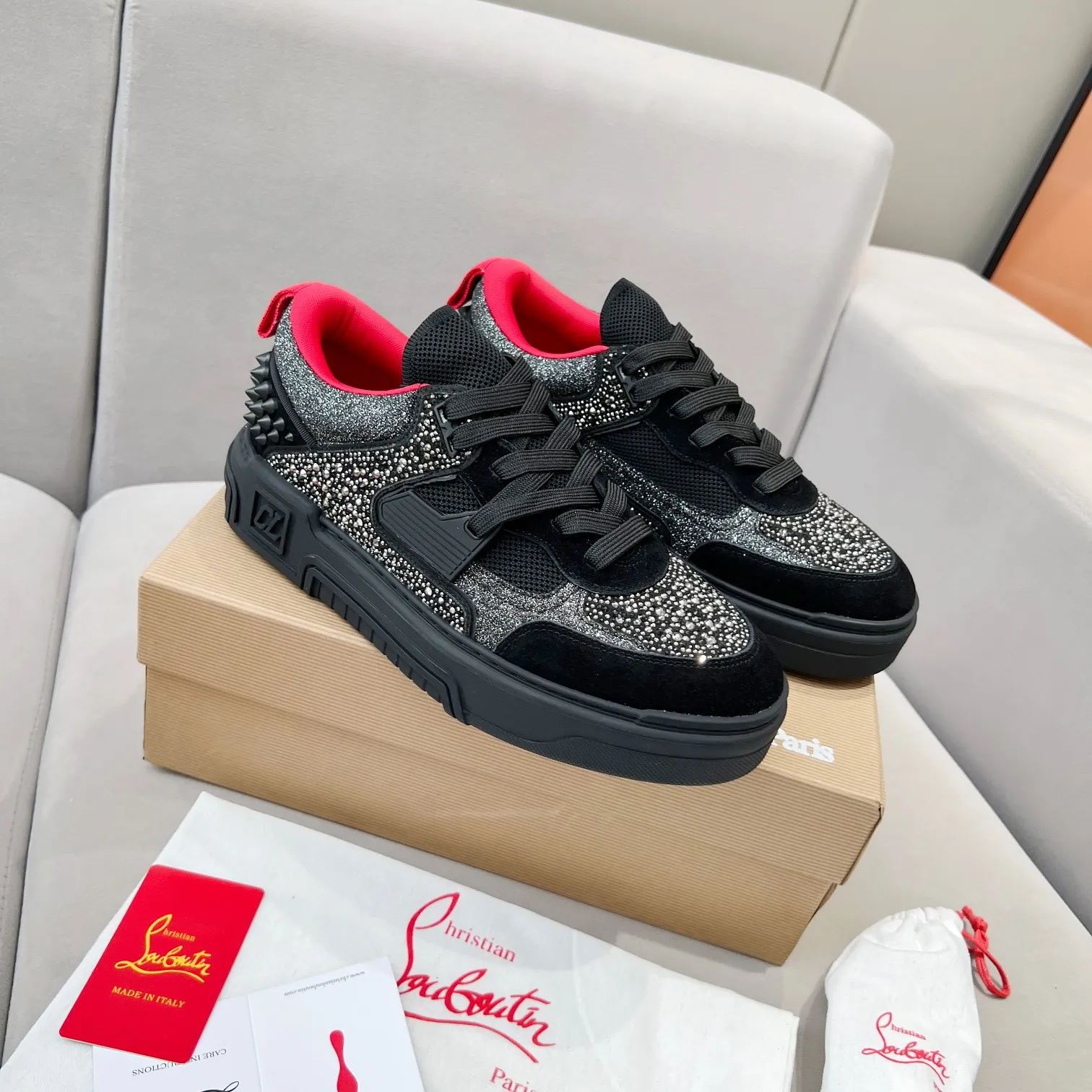 Men's clothing and shoes 💰760. Diamond face 🌹🌹🌹̋ Wang Junkai Yang Mi Xu Kai Zhang Jingyi Ding Chengxin Chen Muchi Wang Ziyi Same style Christian Louboutin Road Platinum 2024 [New product] Diamond face ASTROLOUBI Unisex thick-soled sports shoes red-soled shoes perfectly integrate fashion and sports, The fabrics are made of luxurious calfskin, soft suede, smooth satin and laminated leather, and the back is decorated with classic rivets. The interior is blended with a knitted tongue for added durability, breathability and quick-drying comfort. The outsole is made of a combination of EVA foam and imported rubber, and the colorful CL iconic letters on the side of the outsole show the brand's unique style. It is a ceiling-level comfortable skate shoe! ! ! Multiple colors available, currently male and female sizes 35--44
